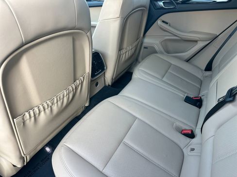 Certified 2025 Porsche Macan image 13