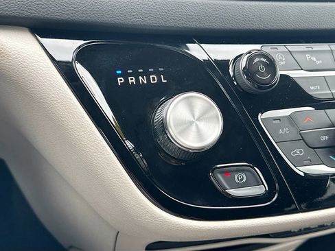Used 2024 Chrysler Pacifica Touring-L FWD image 16