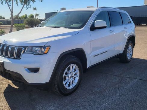 Used 2018 Jeep Grand Cherokee Laredo AWD/4WD image 4