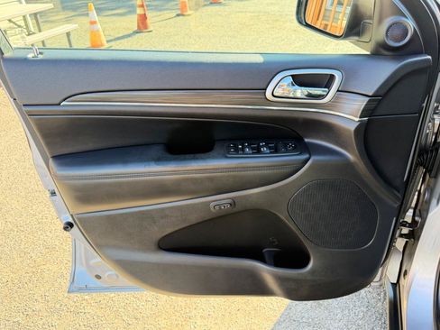 Used 2019 Jeep Grand Cherokee Limited AWD/4WD image 16