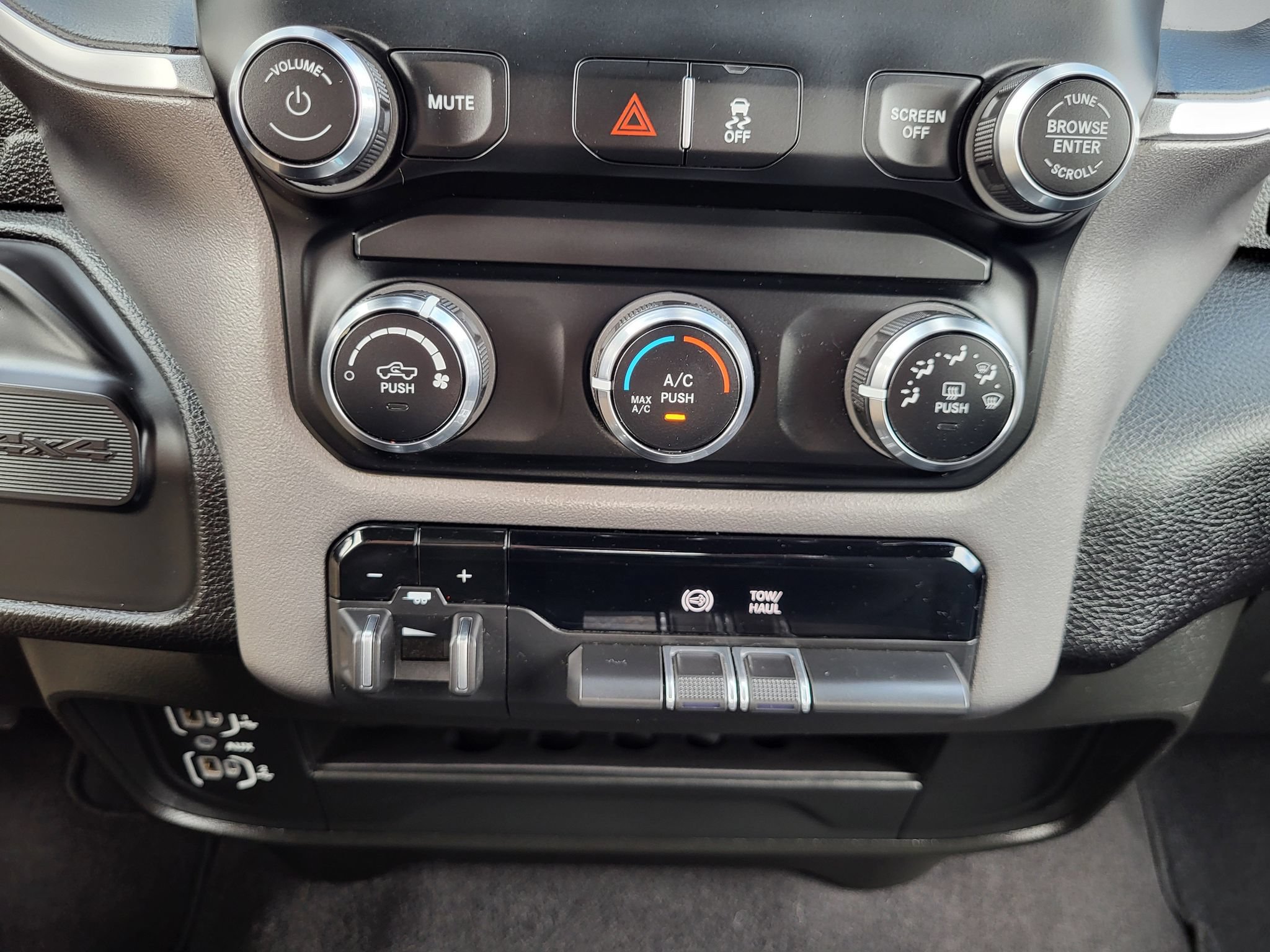 Used 2024 RAM 3500 Big Horn AWD/4WD image 15