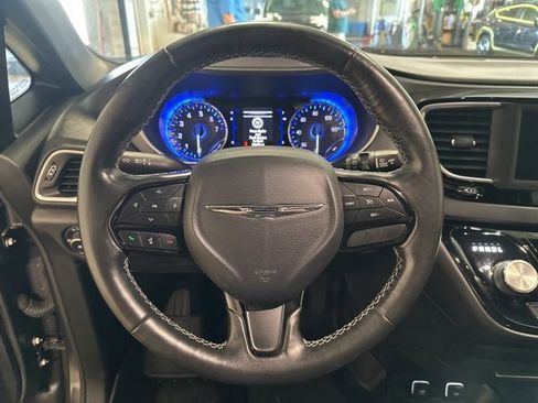 Used 2020 Chrysler Pacifica Touring-L w/ S Appearance Package image 16