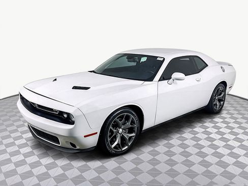 Used 2016 Dodge Challenger SXT image 4