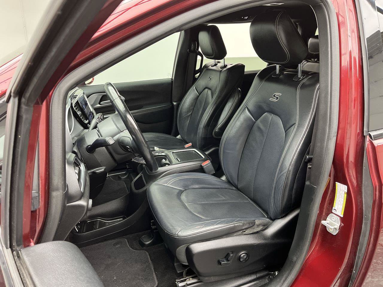 Used 2018 Chrysler Pacifica Touring-L Plus FWD image 9