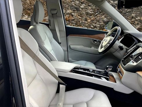 Used 2021 Volvo XC90 T6 Momentum w/ Protection Package Premier image 7