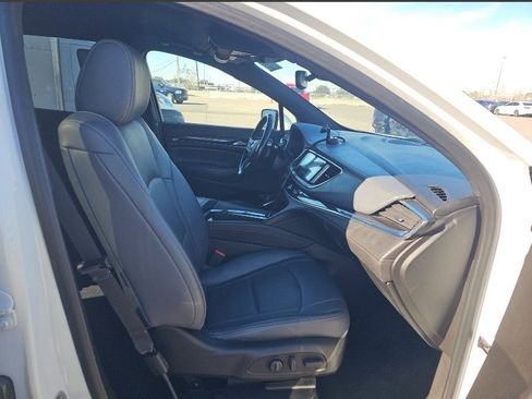 Used 2022 Buick Enclave Essence image 13