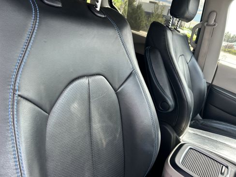 Used 2021 Chrysler Pacifica Touring-L FWD image 13