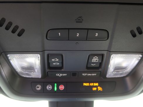Used 2023 Chevrolet Equinox Premier image 33