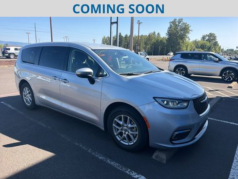 Used 2023 Chrysler Pacifica Touring-L FWD image 1