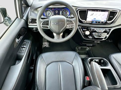 Used 2025 Chrysler Pacifica Select image 21