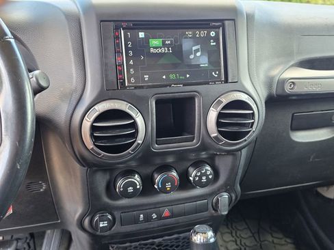Used 2018 Jeep Wrangler Unlimited Sport w/ Connectivity Group AWD/4WD image 10