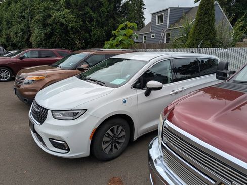 Used 2023 Chrysler Pacifica Touring-L FWD image 2