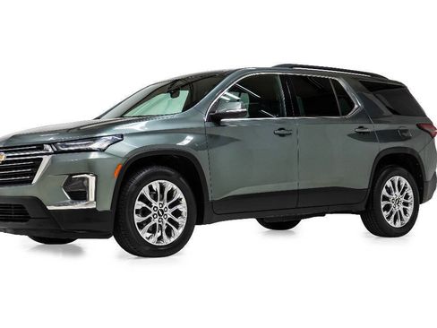 Used 2022 Chevrolet Traverse LT FWD image 2