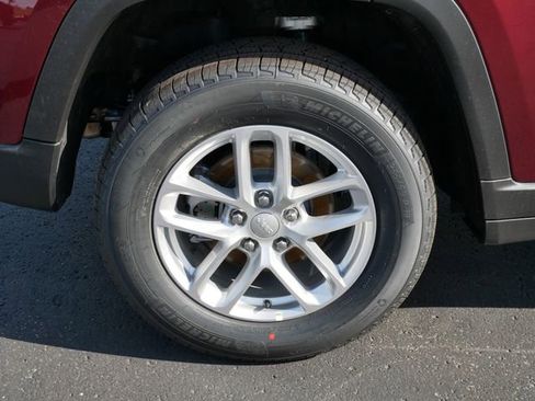 New 2026 Jeep Grand Cherokee Laredo AWD/4WD image 9