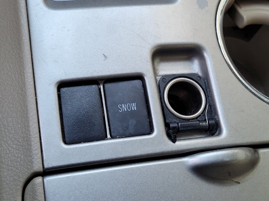 Used 2012 Toyota Highlander SE FWD image 18