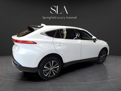 Used 2022 Toyota Venza LE image 4