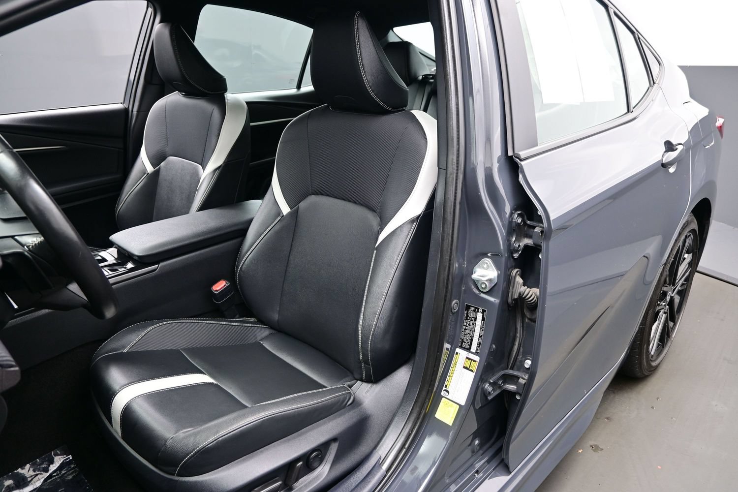 Used 2025 Toyota Camry SE FWD image 12