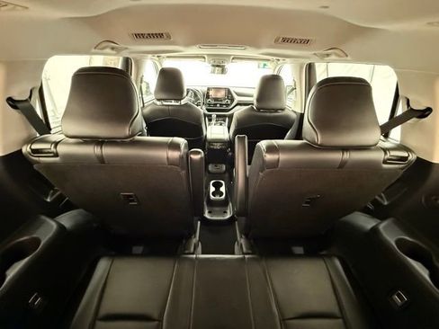 Used 2021 Toyota Highlander XLE image 28
