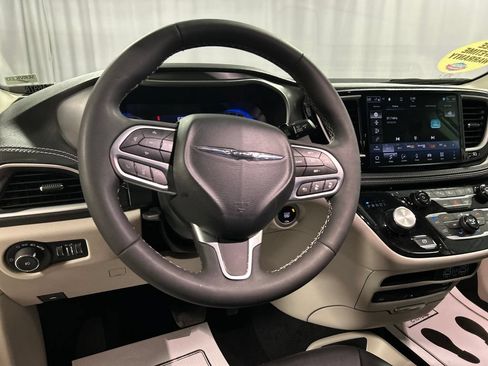 Used 2024 Chrysler Pacifica Touring-L w/ Uconnect Theater Family Group FWD image 15