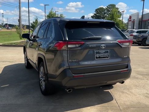 Used 2022 Toyota RAV4 XLE Premium image 4