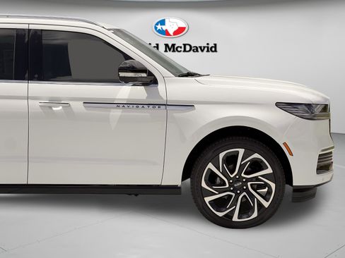 Used 2026 Lincoln Navigator Reserve image 34