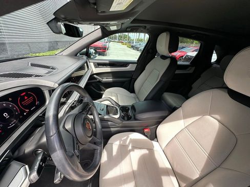 Certified 2024 Porsche Cayenne AWD/4WD image 5