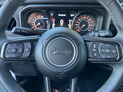 Used 2025 Jeep Wrangler Unlimited Rubicon image 23