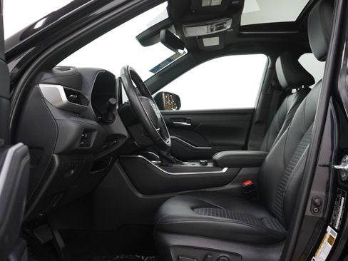 Used 2025 Toyota Highlander XSE AWD/4WD image 24