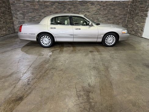 Used 2003 Lincoln Town Car Signature image 10