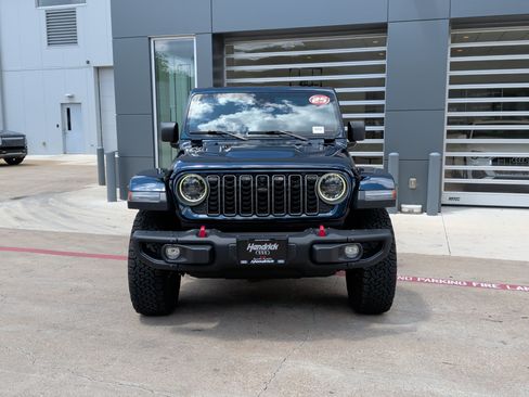 Used 2025 Jeep Wrangler Unlimited Rubicon AWD/4WD image 3