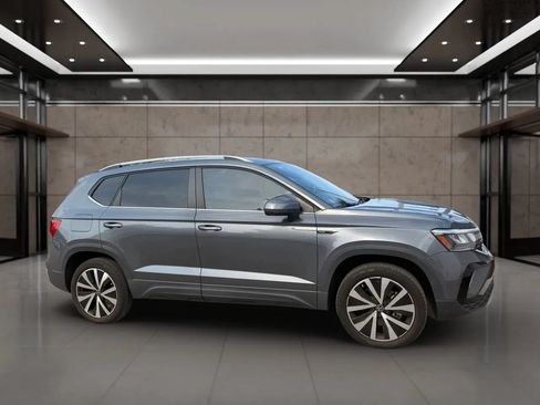Used 2022 Volkswagen Taos SE FWD image 2