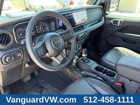 Used 2025 Jeep Gladiator Rubicon AWD/4WD image 8