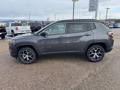 Used 2024 Jeep Compass Limited AWD/4WD image 2