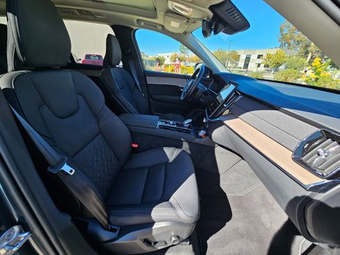 Used 2025 Volvo XC90 B6 Plus image 38