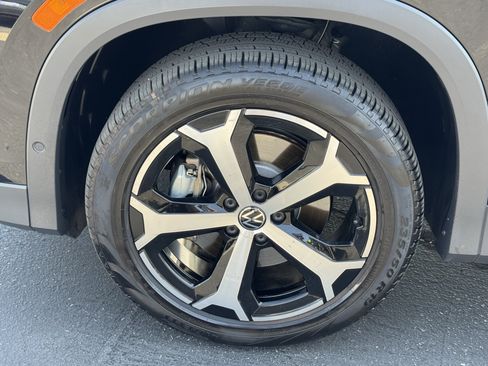 Certified 2025 Volkswagen Tiguan SE AWD/4WD image 11