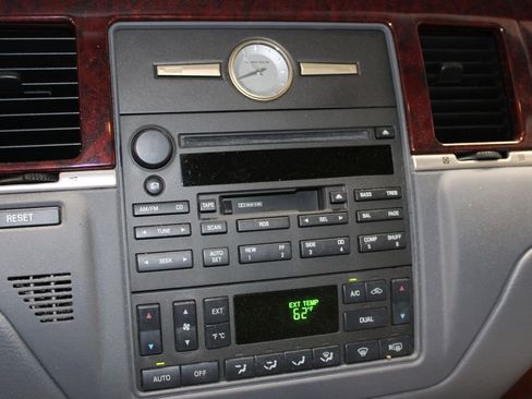 Used 2004 Lincoln Town Car Signature image 27