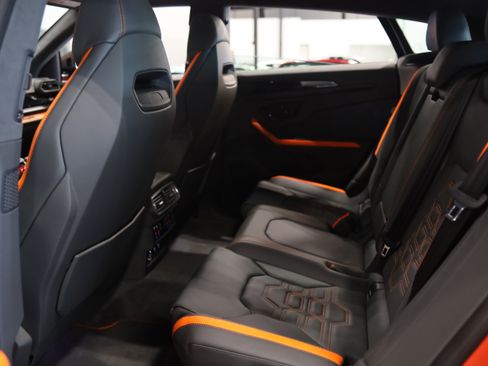 Used 2025 Lamborghini Urus SE AWD/4WD image 34