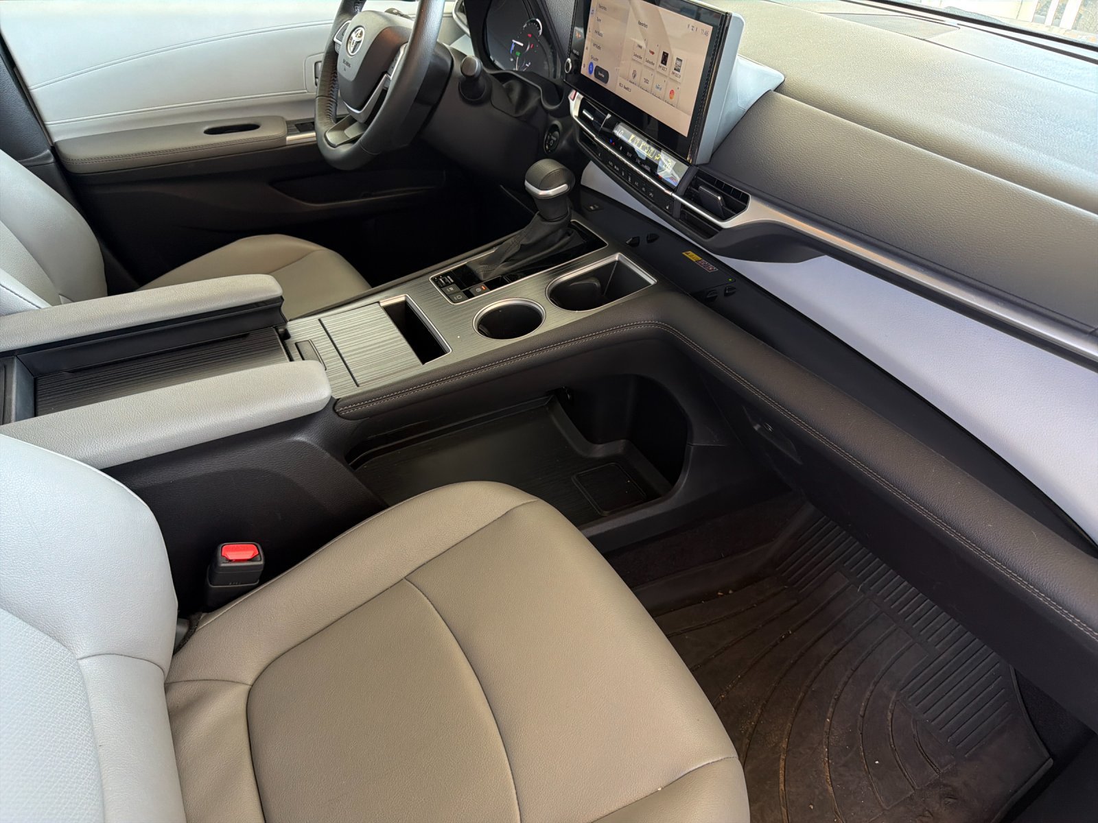 Used 2025 Toyota Sienna XLE w/ XLE Plus Package FWD image 16