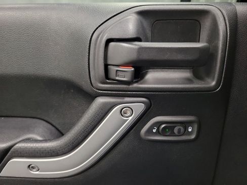 Used 2018 Jeep Wrangler Rubicon w/ Power Convenience Group image 19