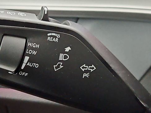 New 2025 Volkswagen Tiguan SE image 28