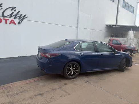 Used 2024 Toyota Camry SE w/ Convenience Package FWD image 4