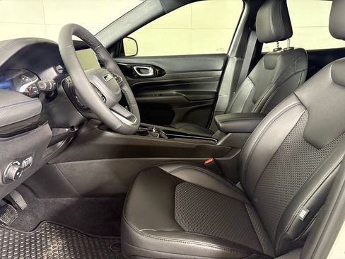 New 2026 Jeep Compass Latitude w/ Sun and Sound Group AWD/4WD image 20