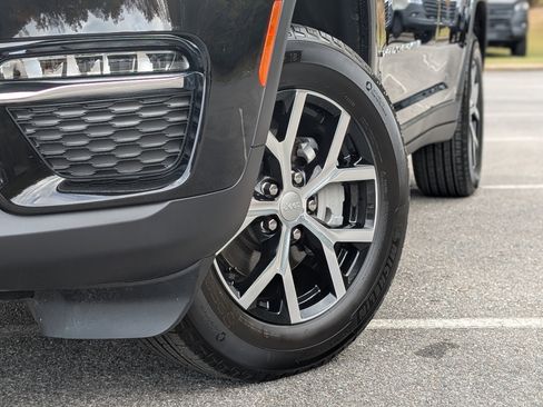 Used 2025 Jeep Grand Cherokee Limited image 35