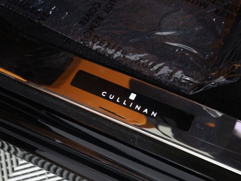 Certified 2025 Rolls-Royce Cullinan AWD/4WD image 33