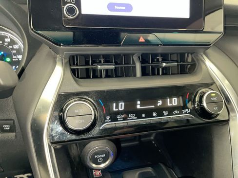 Used 2024 Toyota Venza LE AWD/4WD image 19