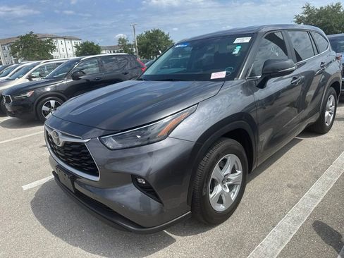 Used 2023 Toyota Highlander LE FWD image 7
