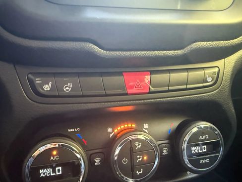Used 2017 Jeep Renegade Limited AWD/4WD image 24