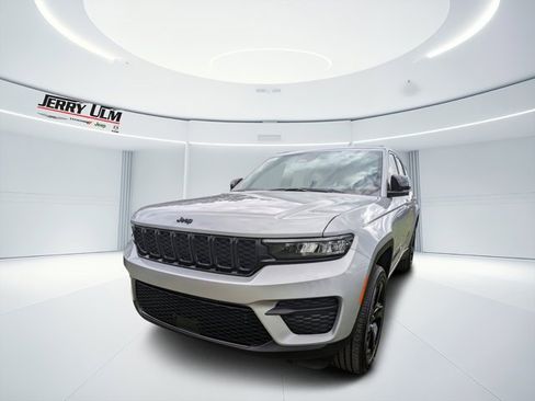 New 2025 Jeep Grand Cherokee Altitude image 6