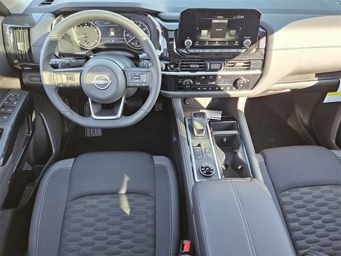 New 2025 Nissan Pathfinder SV image 7