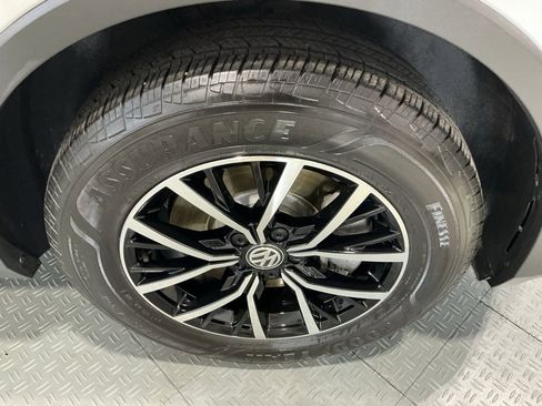 Used 2021 Volkswagen Tiguan SE w/ Panoramic Sunroof Package image 43